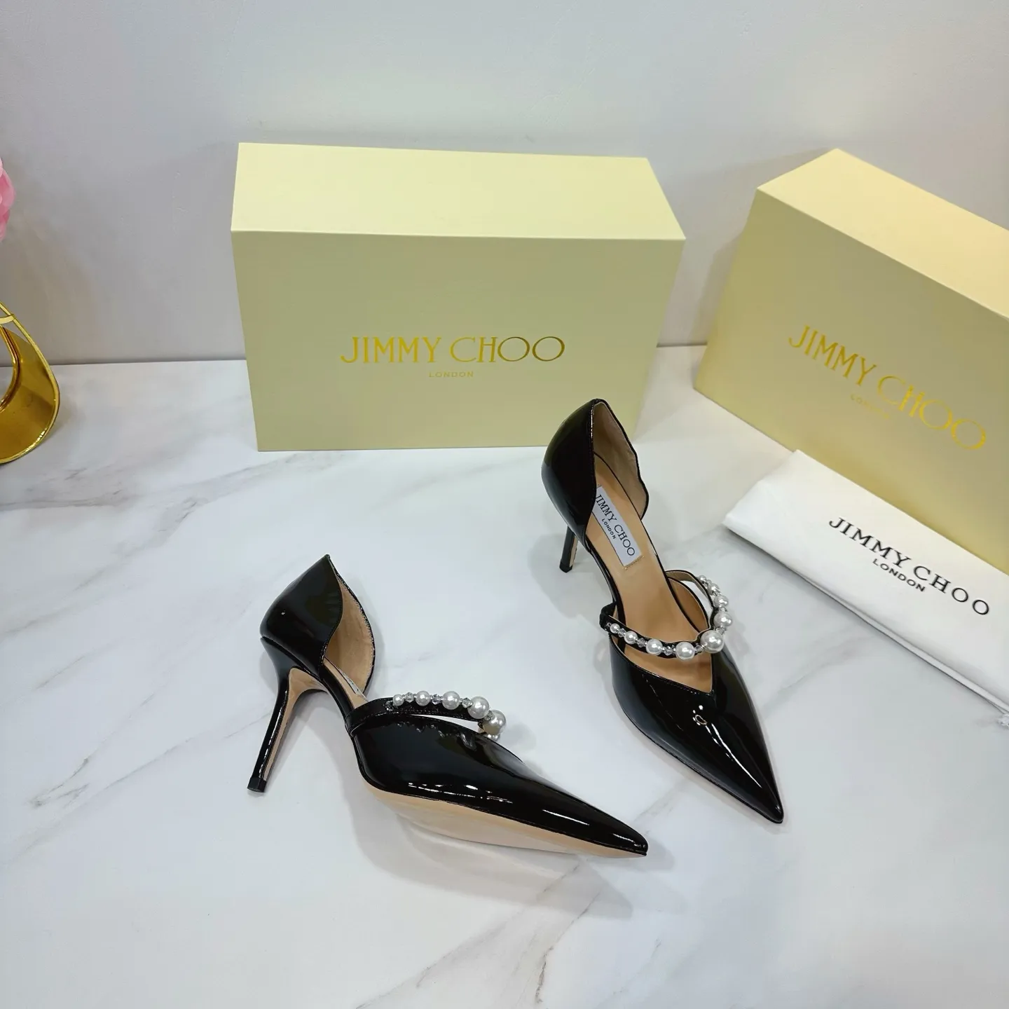 👟👟Ex-factory price 620👟👟 JIMMY CHOO (Jimmy CHOO) 💝💝💝 is a very comprehensive noble fashion lifestyle brand, with a series of women's high-heeled, medium-heeled, flat-heeled sandals with the same straps from major fashion bloggers and celebrities in Hong Kong and the United States.  The Australian pointed toe, round toe and square toe series are simply beautiful. Fall in love with elegance and playful sense of the future. Just by looking at them, you want to own them immediately, but you can really think about a pair of exquisite high heels~~~~~~~~~~~~~~~~~ 💝This series is specially designed for extraordinary and indifferent ladies, thus creating a unique overall effect, Jimmy Choo Design products that inspire women to move forward and show their charm💝💝💝 1⃣️Material: Imported patent leather 2⃣️Inner: Imported Italian lambskin, super soft and delicate 3⃣️Outsole: Imported Italian original original color genuine leather outsole Heel height 8.5 4⃣️Code number: 35 to 39 (34.40.41.42. Customized)